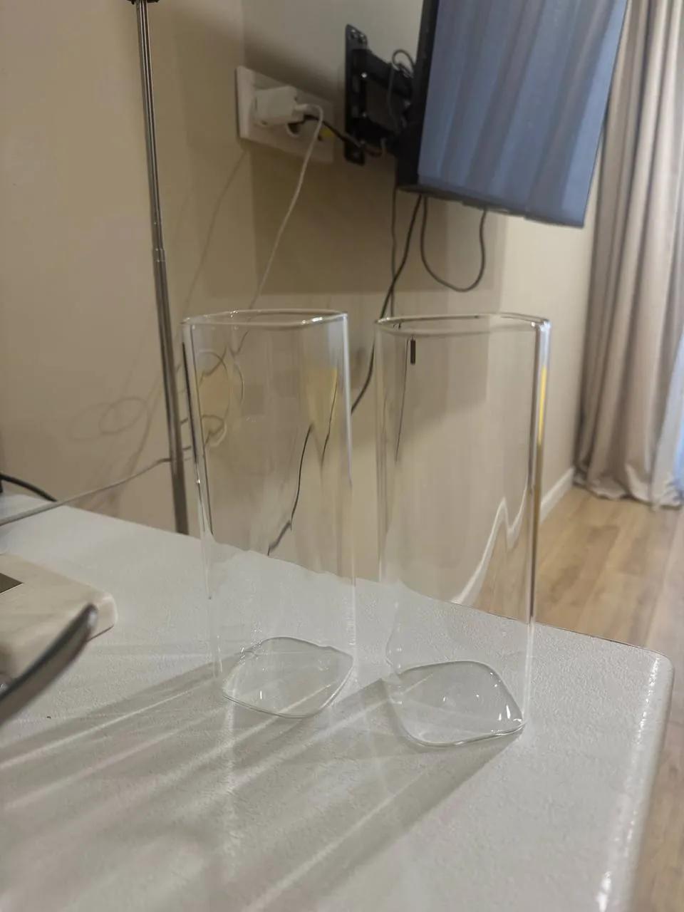 Высокие стаканы и ваза