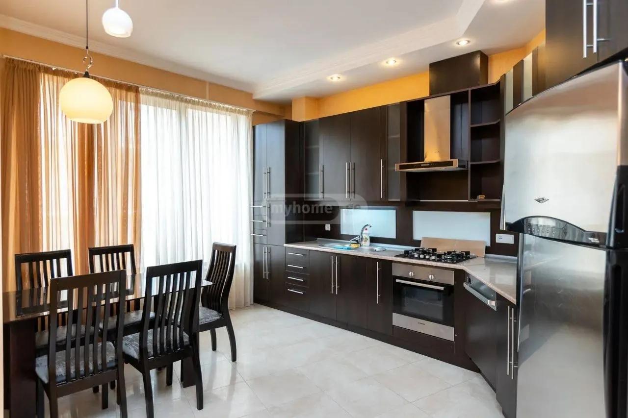 Квартира 120 м² с 3 комнатами в Сабуртало