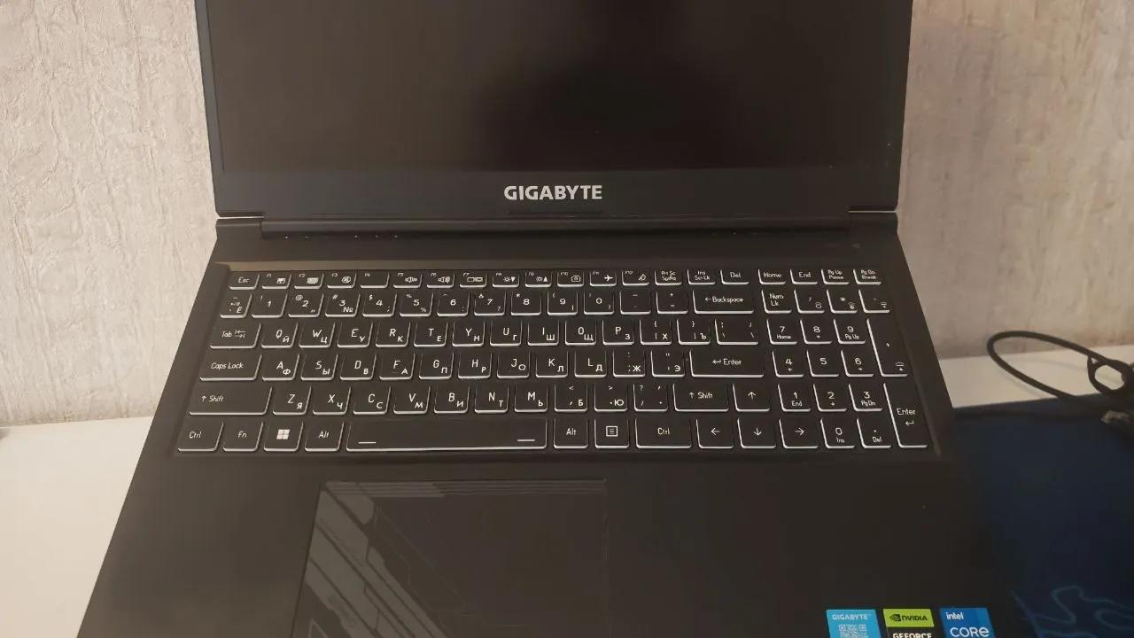 Ноутбук Gigabyte G5 KF с подставкой