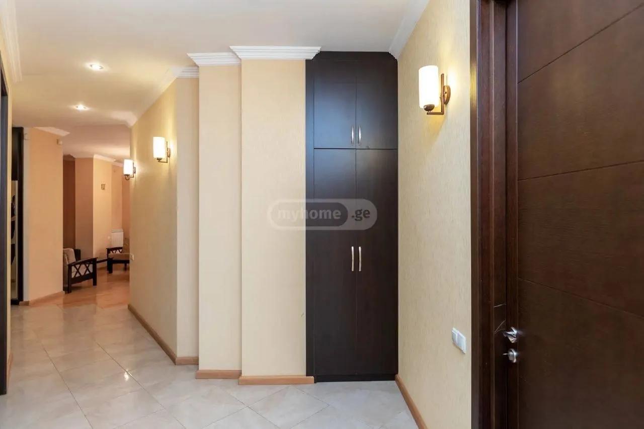 Квартира 120 м² с 3 комнатами в Сабуртало