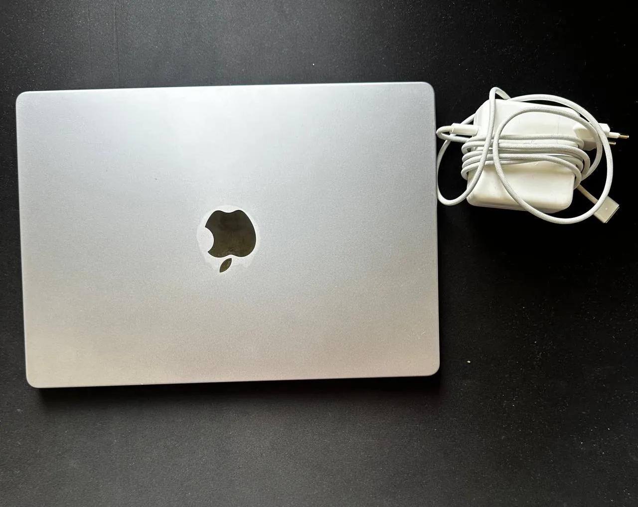 Ноутбук MacBook Pro 14 M1 2021 года