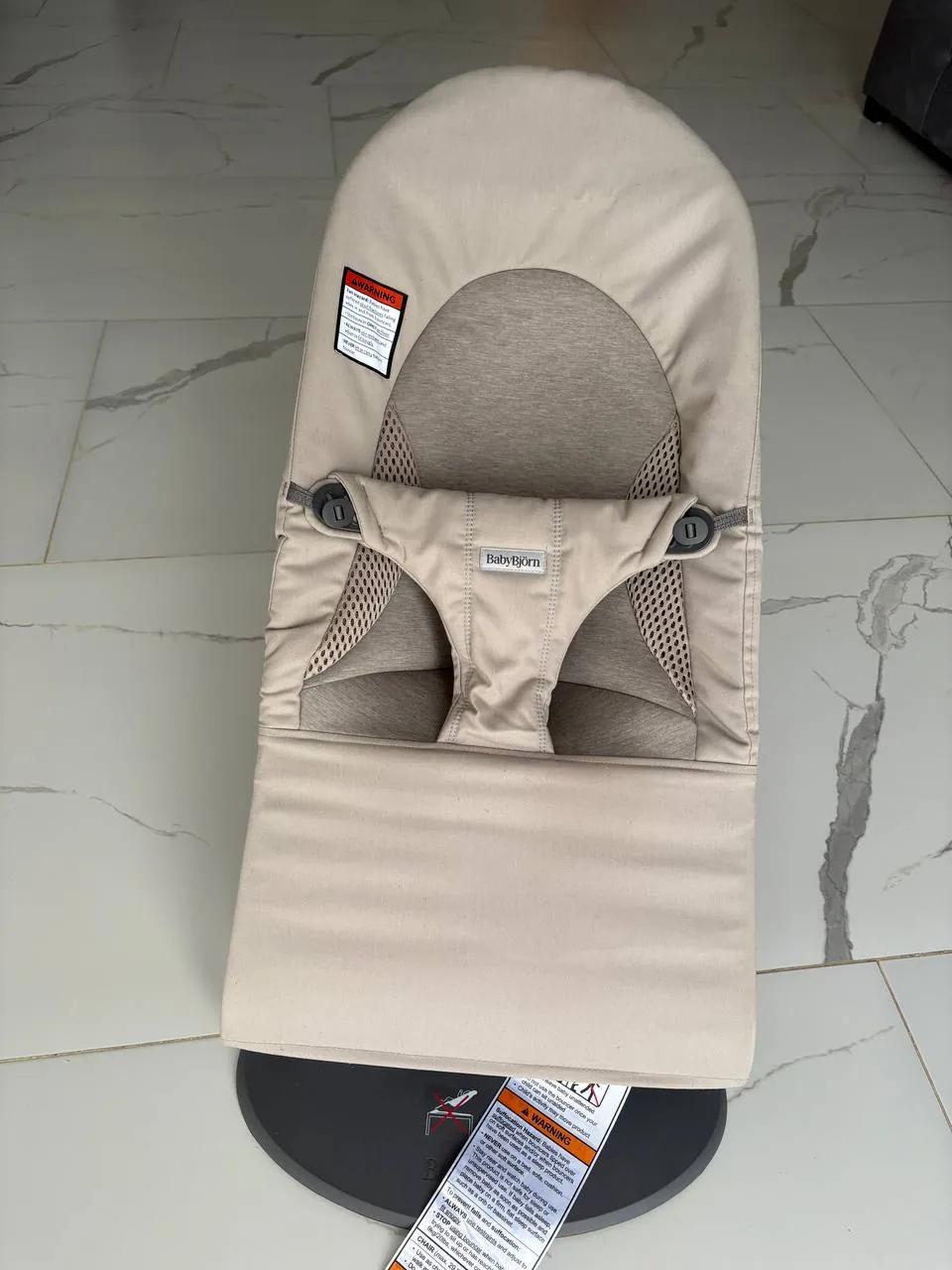 Качалка для малышей Baby Bjorn почти новая