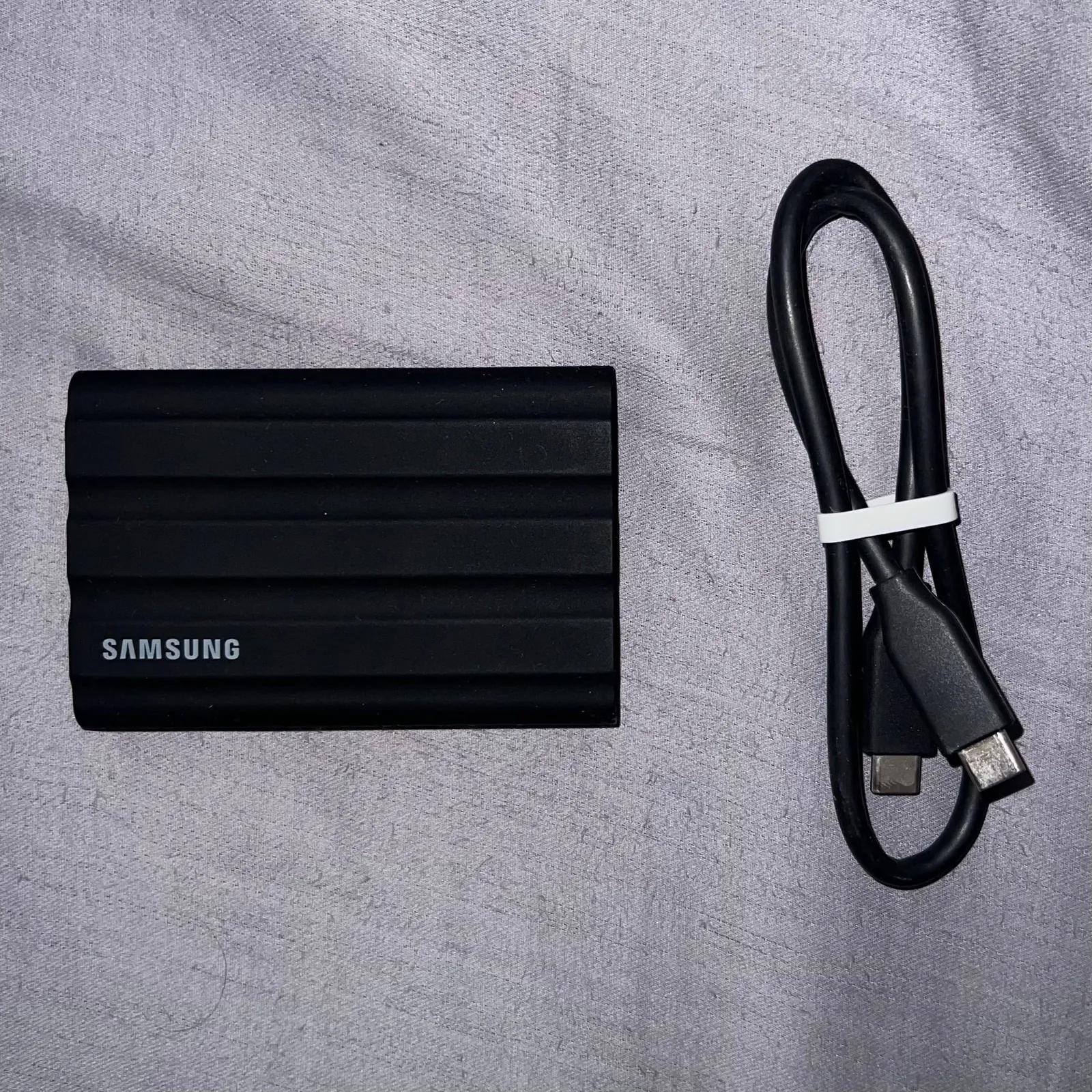 SSD Samsung T7 Shield 1TB портативный