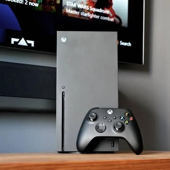 Монитор, Xbox, гитары и комбик