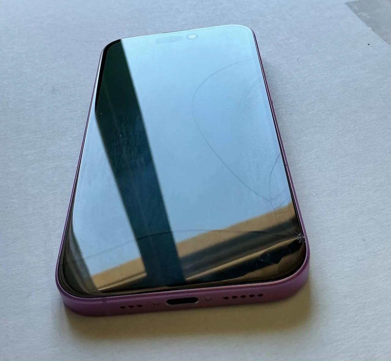 iPhone 16 128GB скол на стекле