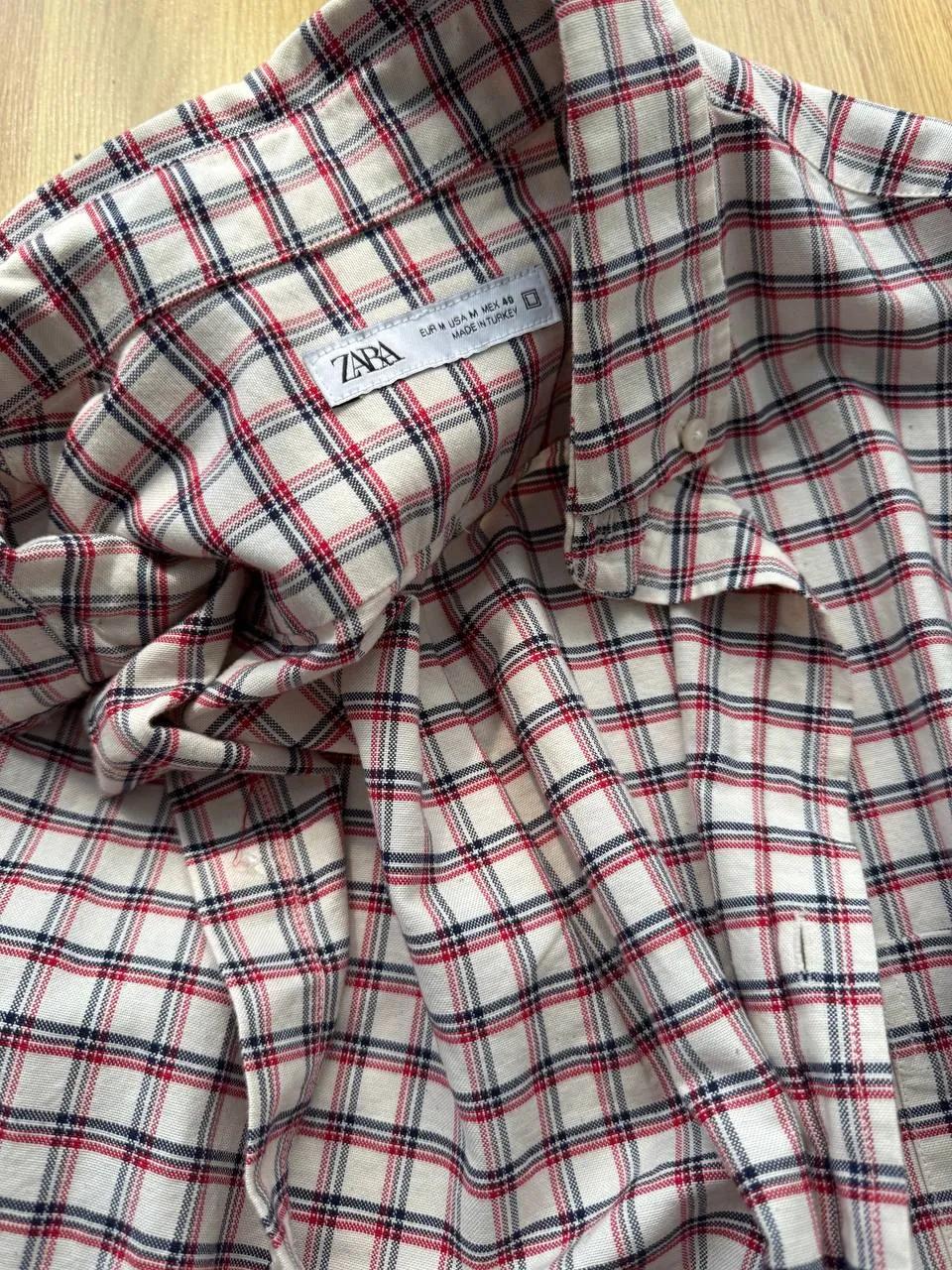 Рубашка Zara и футболка Uniqlo