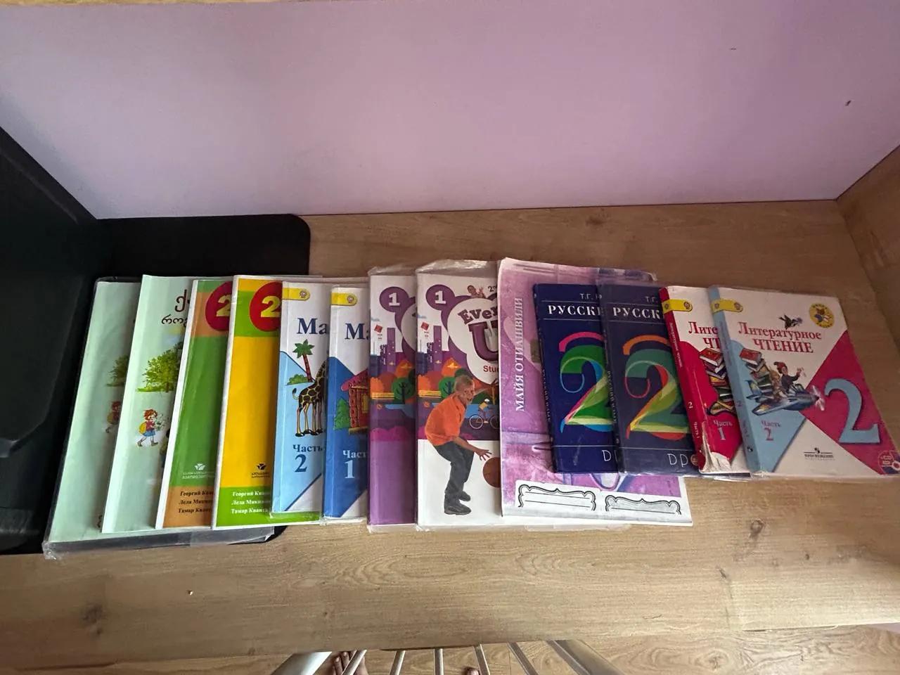 Книги разные 10 лари каждая