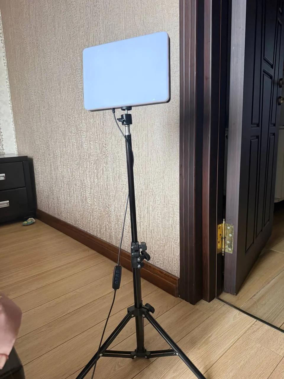 LED лампа на штативе для съёмки