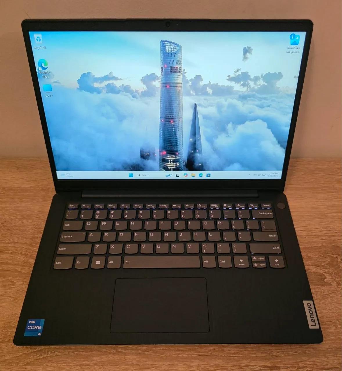 Ноутбук Lenovo IdeaPad 3 и карта памяти