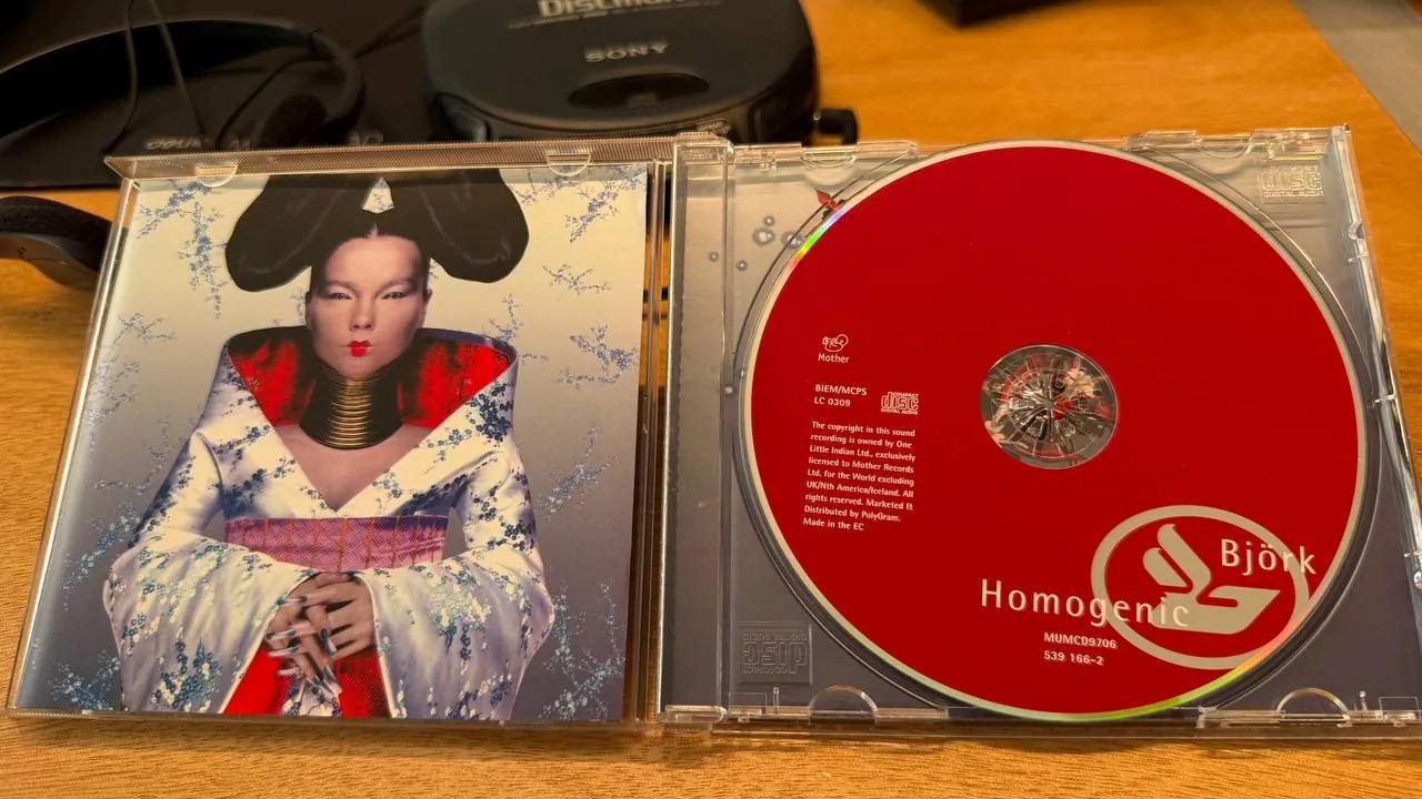 CD-диск Björk Homogenic в идеальном состоянии