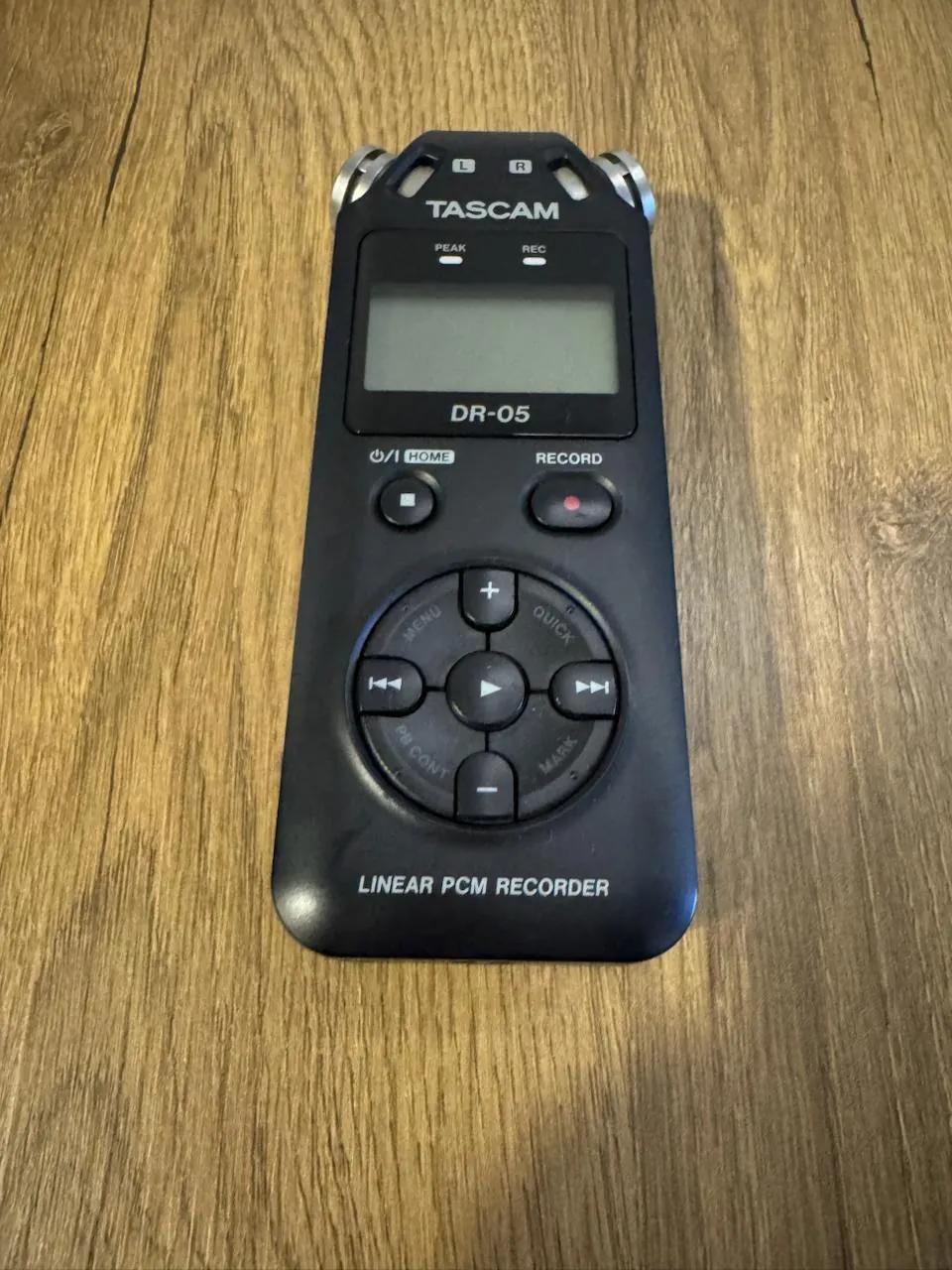Портативный аудиорекордер Tascam DR-05 в хорошем состоянии