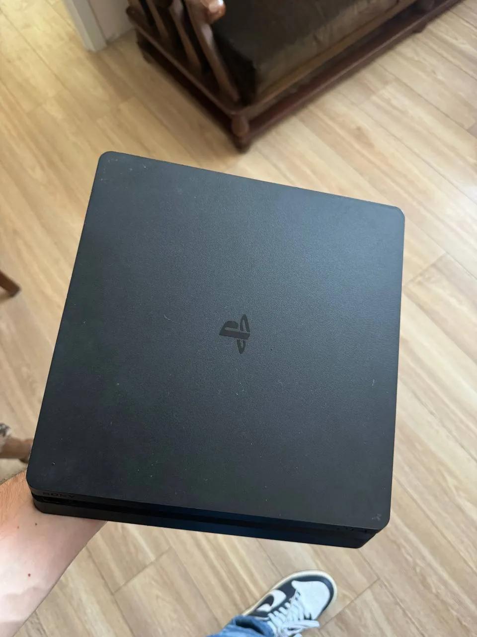 PlayStation 4 с двумя джойстиками и играми