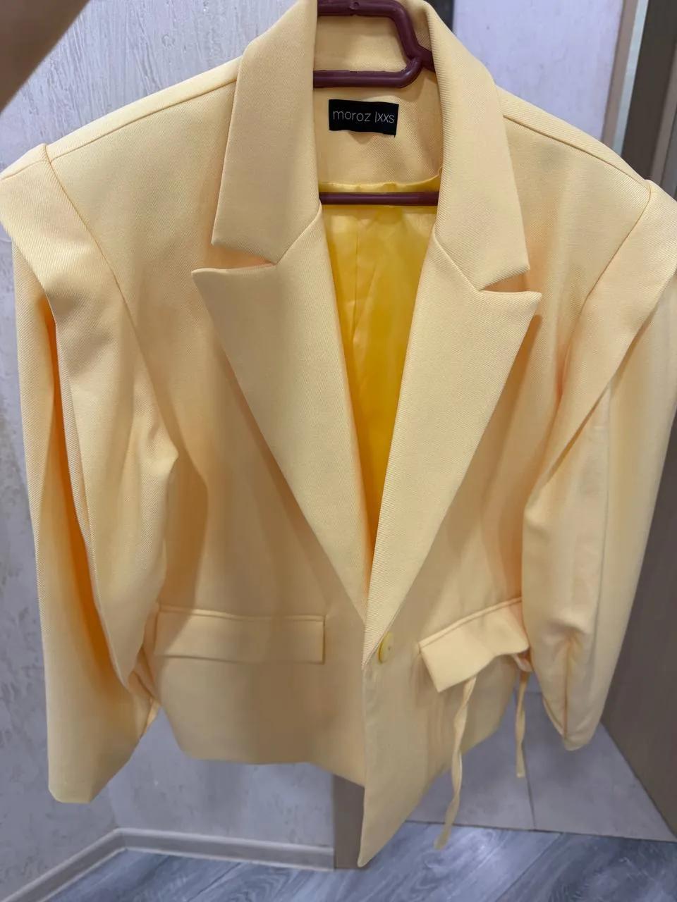 Пиджак, платье Cotton, кроссовки Balenciaga
