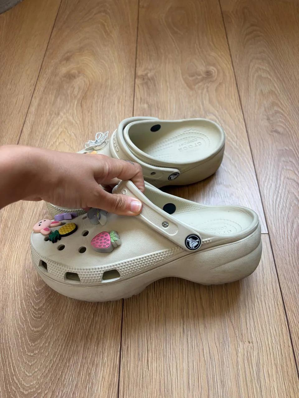 Crocs на каблуке с джибитсами, 39 размер