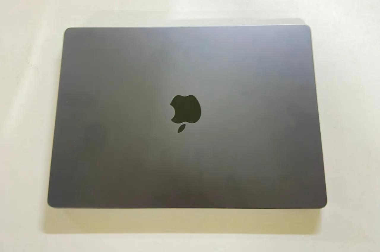 Ноутбуки MacBook Pro и Air, разные модели и цены