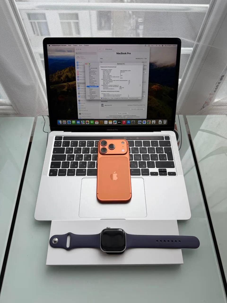 Комплект техники Apple — MacBook, iPhone и часы