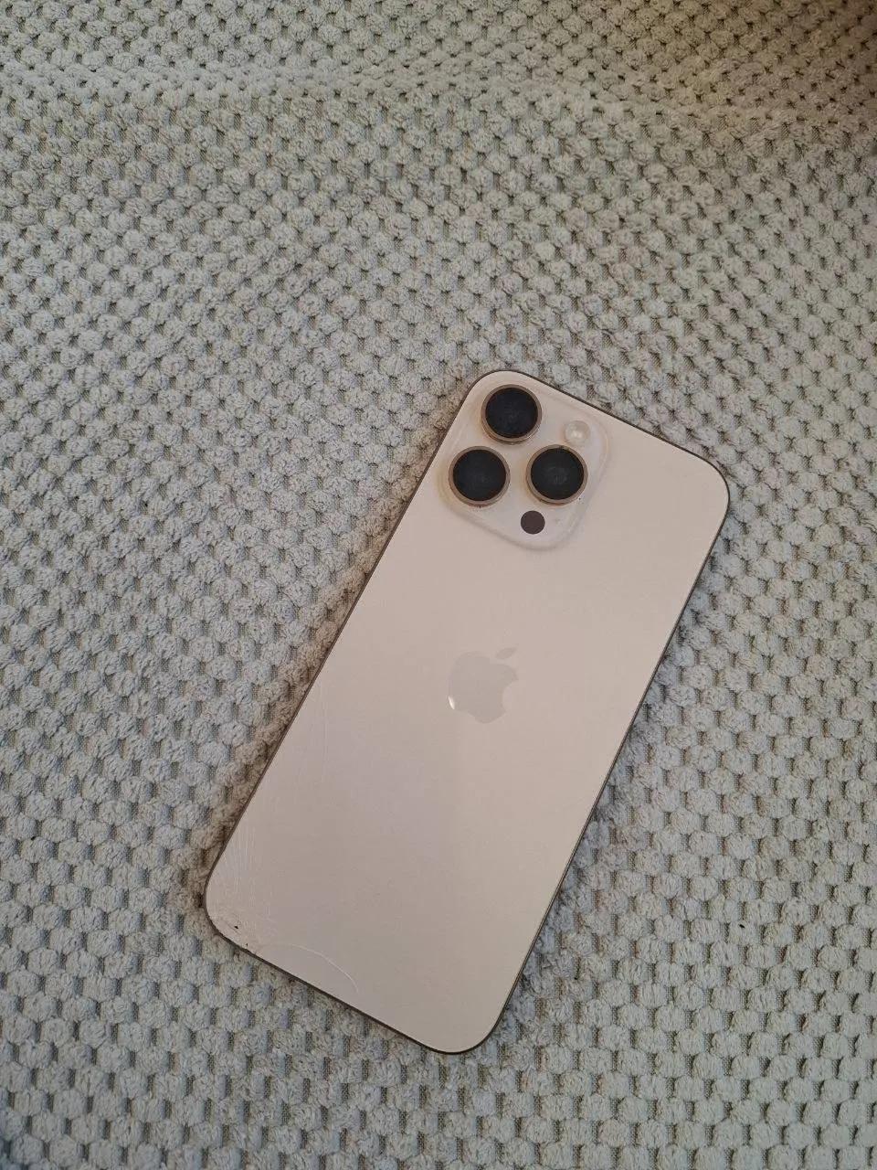 IPhone 16 Pro Max с трещиной на задней панели