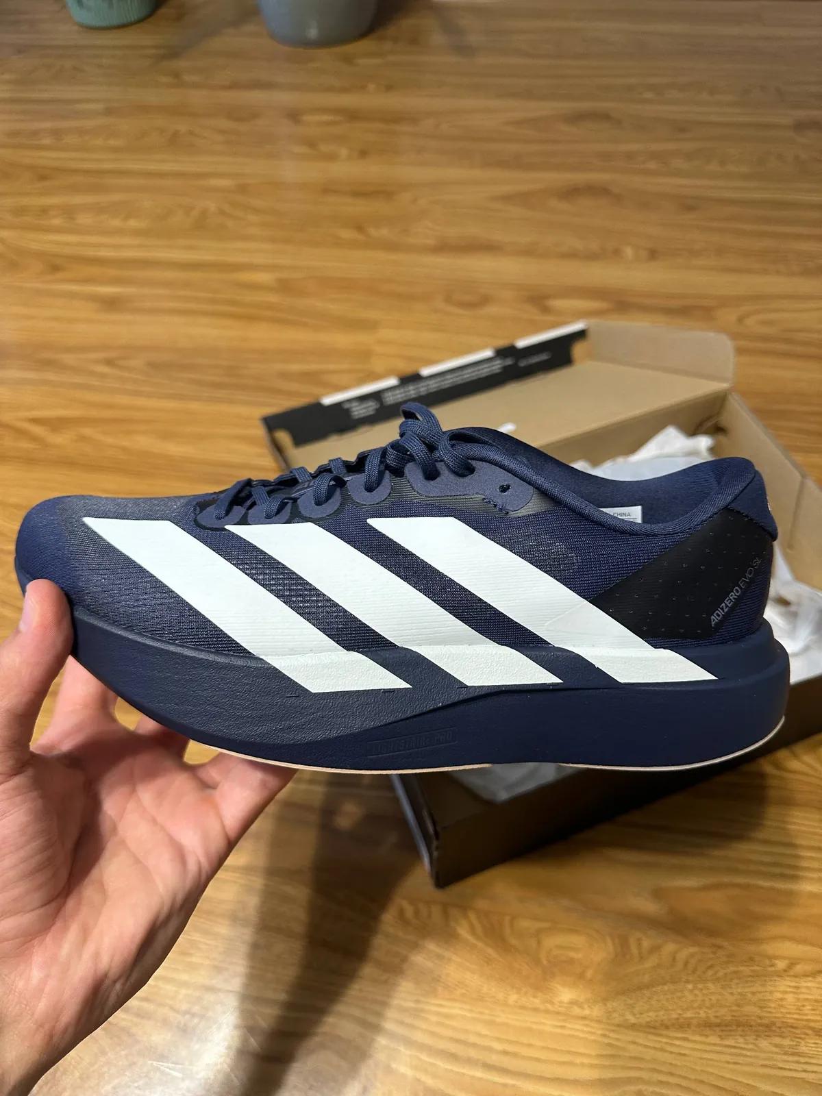 Кроссовки Adidas новые размер 42.5