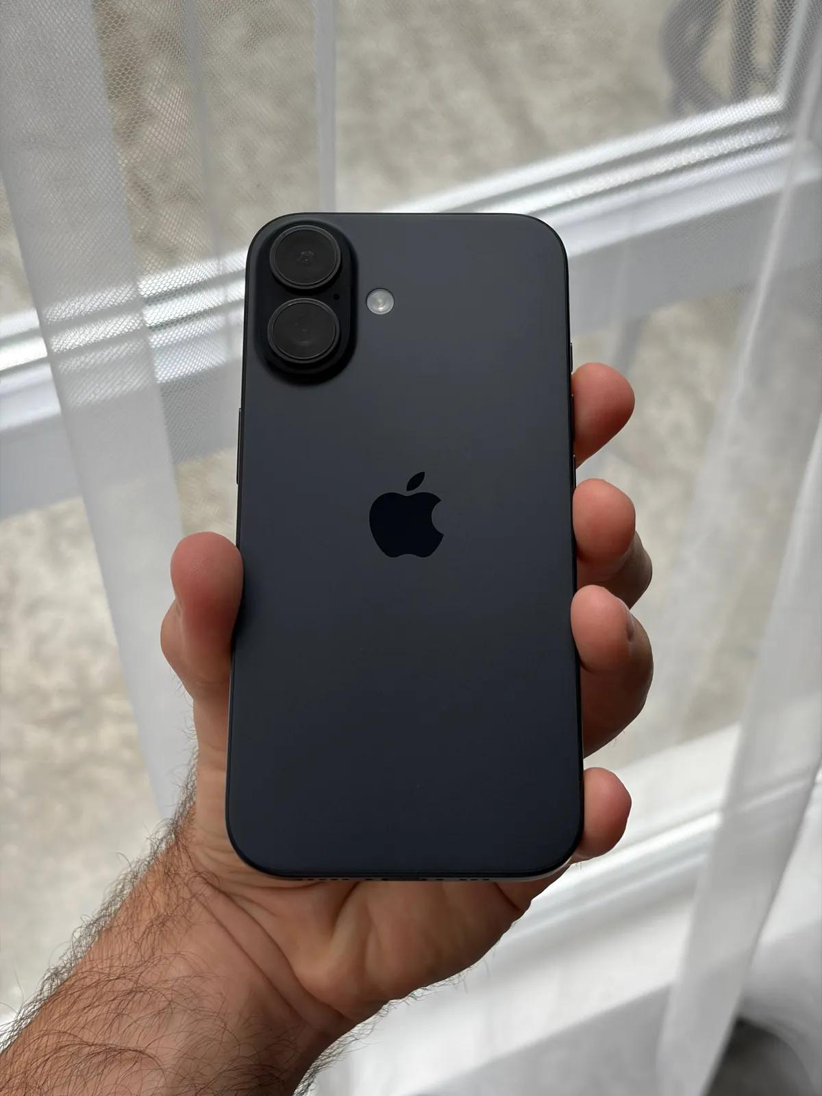 IPhone 16 256 ГБ чёрный в идеальном состоянии