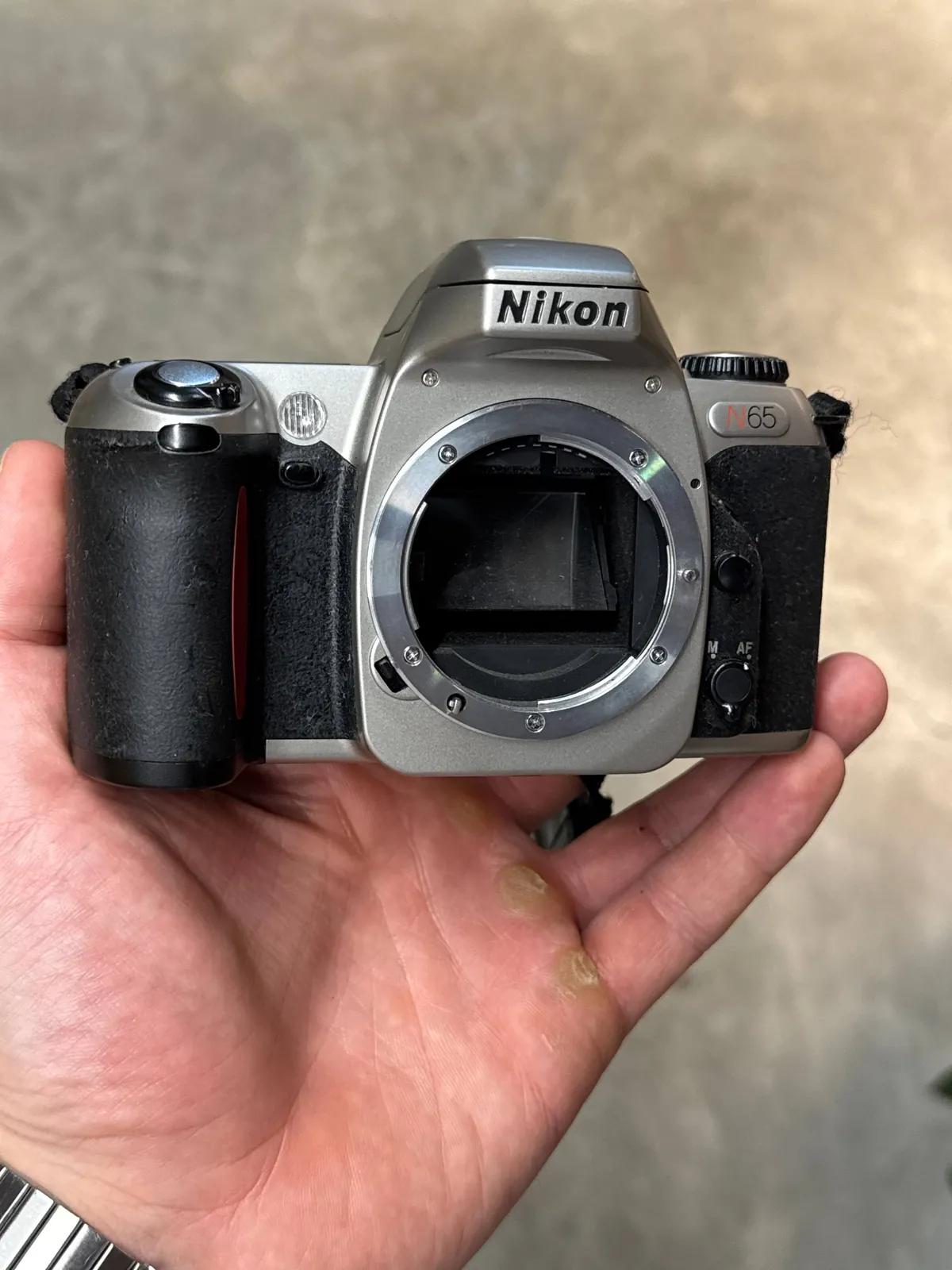 Плёночный фотоаппарат Nikon N65