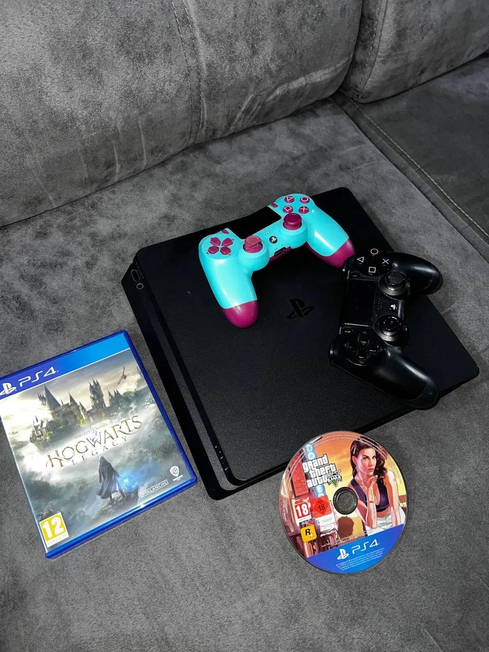 PlayStation 4 Slim с играми и джойстиками