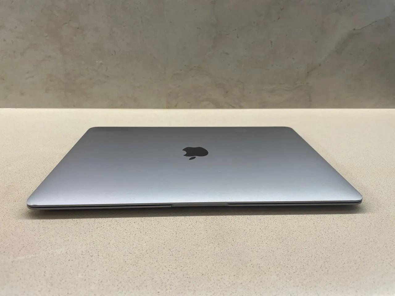 MacBook Air 2018, 8 ГБ, SSD 256 ГБ