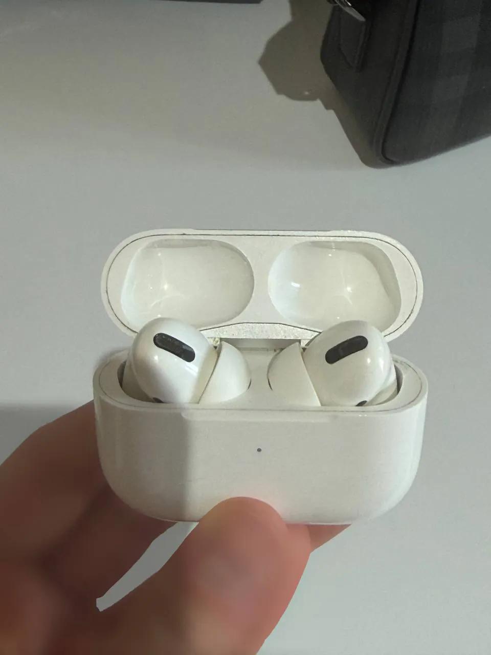 AirPods Pro 1 поколения с неисправным кейсом
