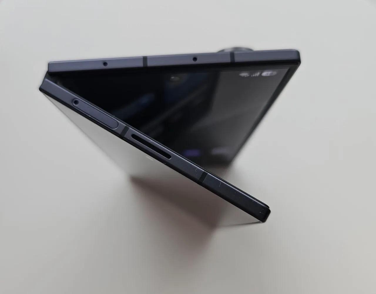Ноутбук ASUS и телефон Samsung