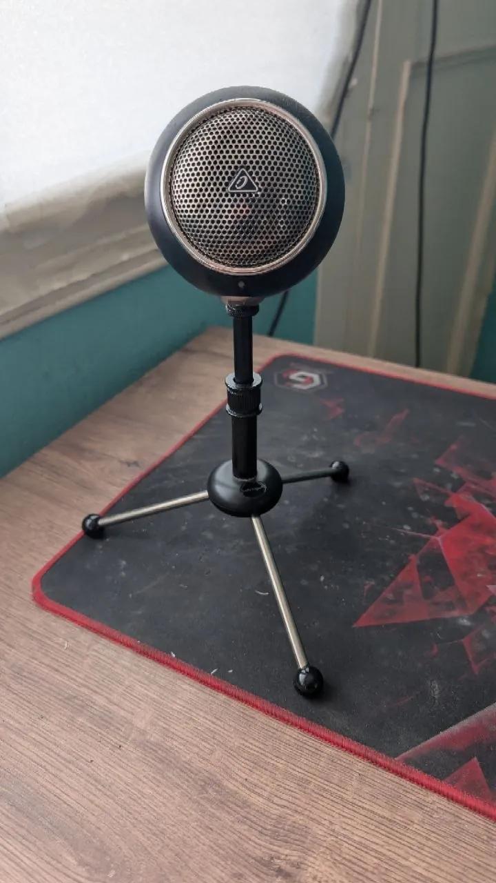 USB-микрофон Behringer BV-BOMB на штативе