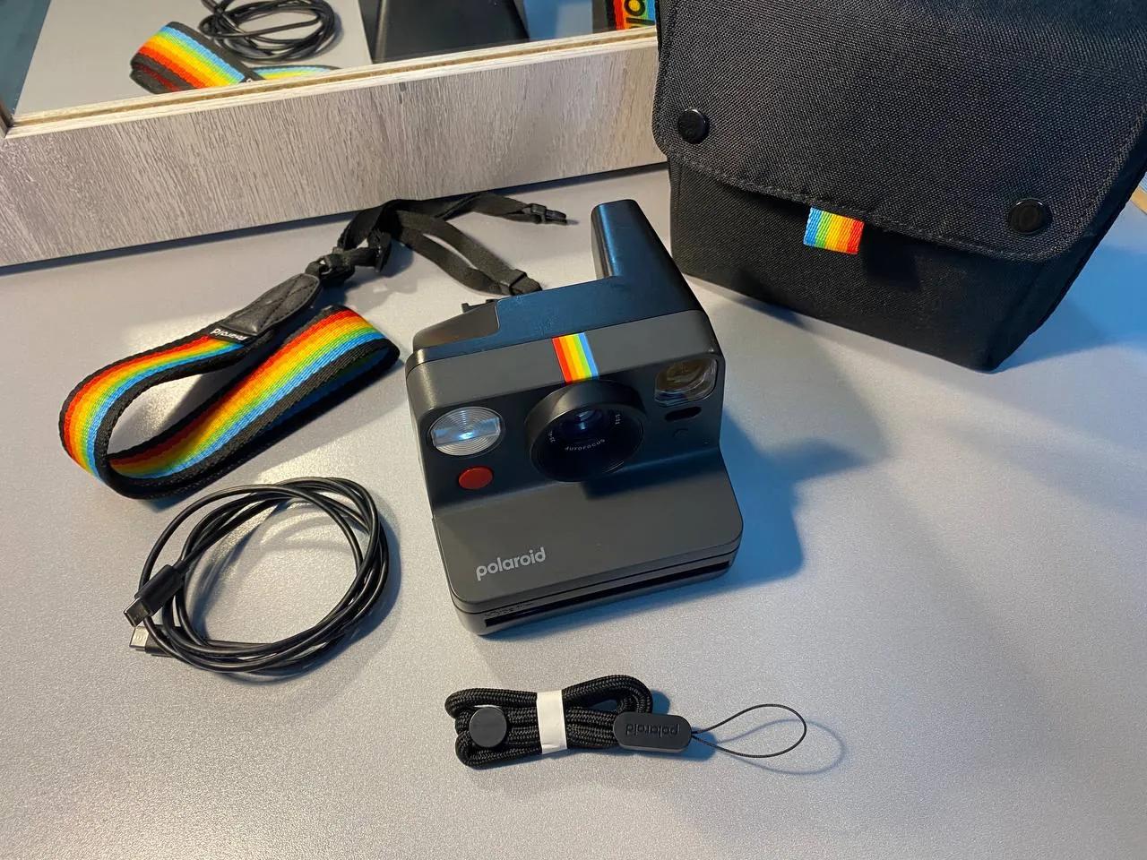 Polaroid Now Gen 3 с ремешком и сумкой