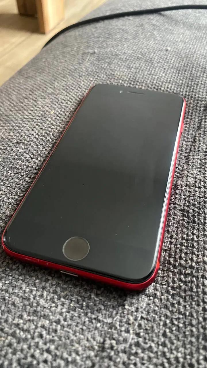 iPhone SE красный 128GB
