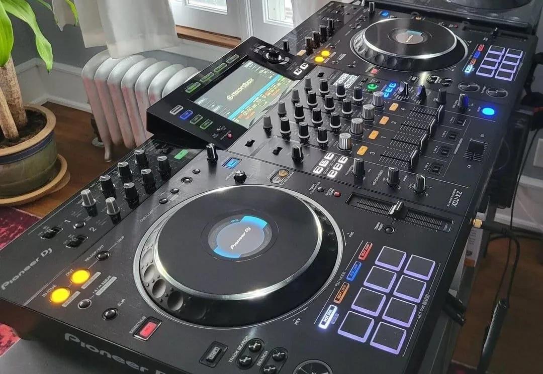 DJ-контроллер Pioneer XDJ-XZ