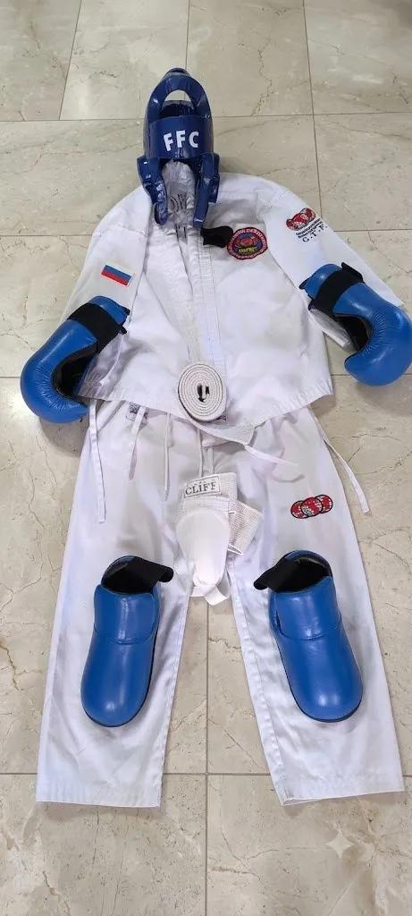 Форма тхэквондо и чемодан