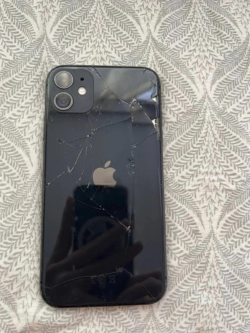 iPhone 11 с дефектами на запчасти
