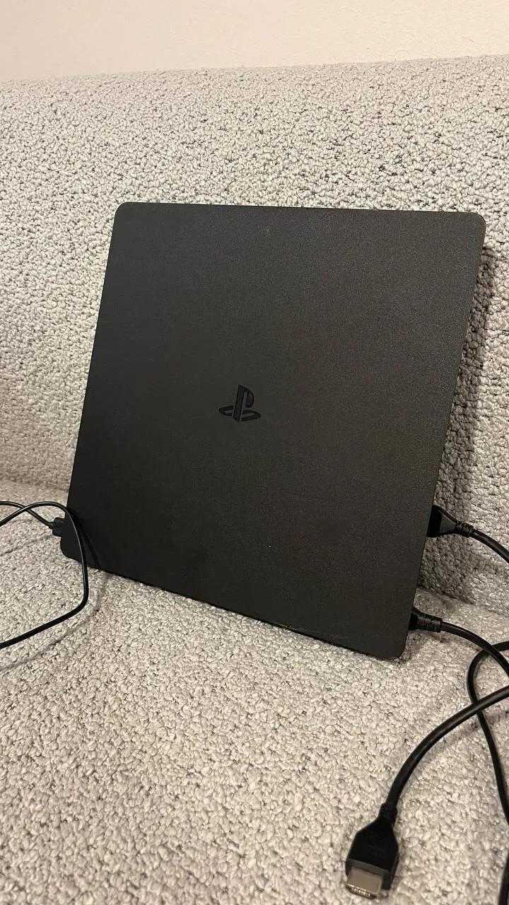 PS4 500GB с контроллером и играми