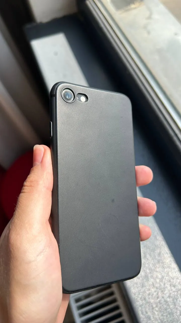 iPhone SE 2022 64GB 7