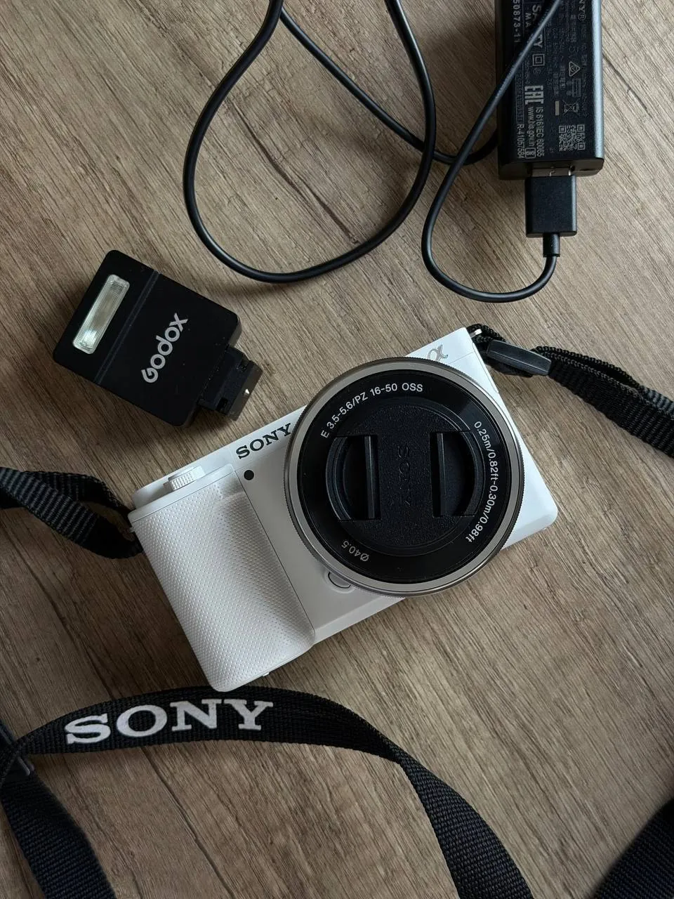 Камера Sony ZV-E10 Kit белая 1