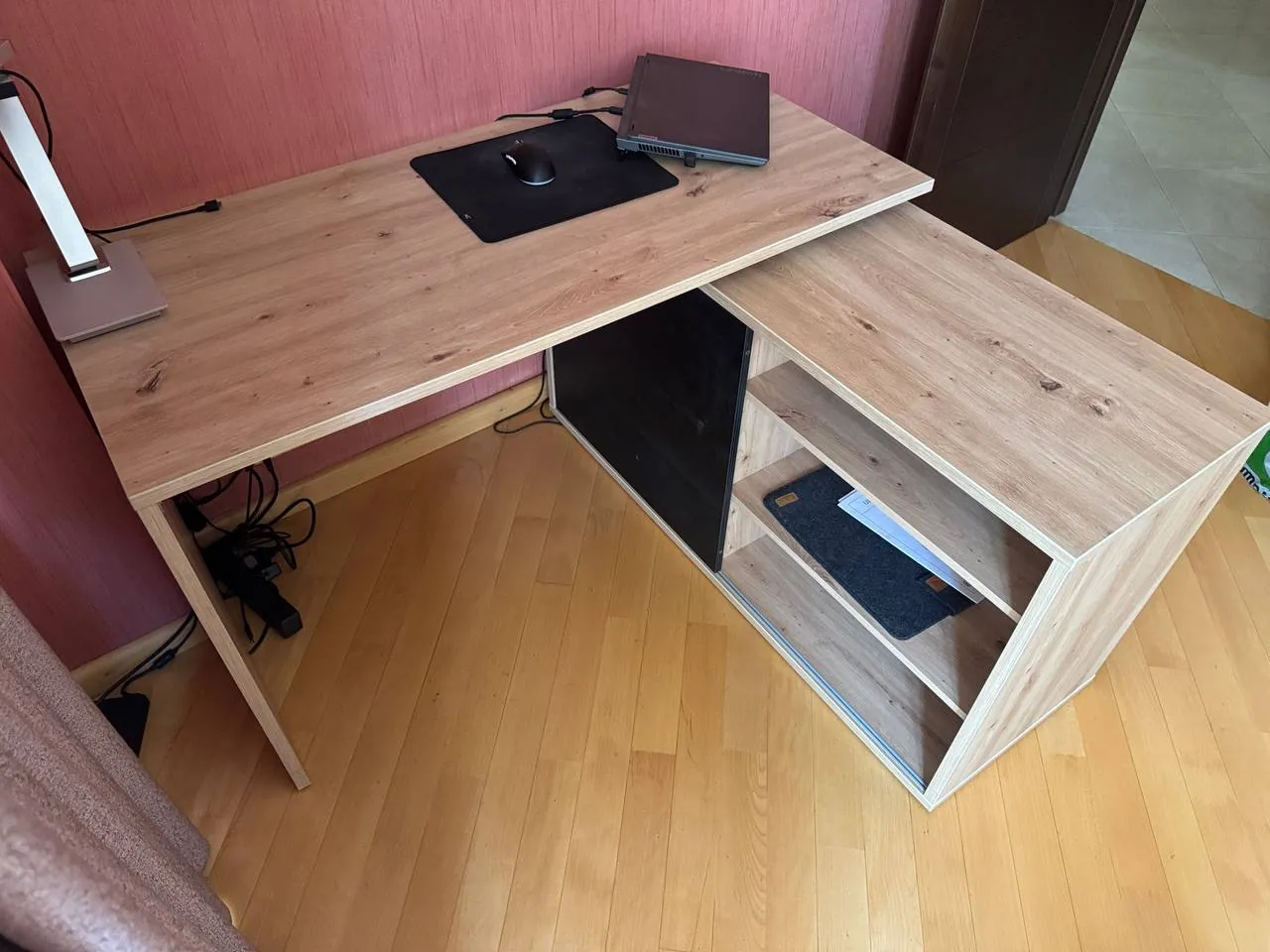 Рабочий стол и офисное кресло 3