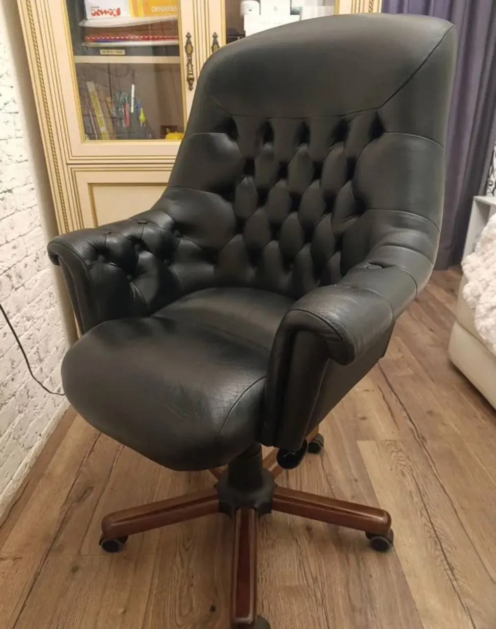 Офисное компьютерное кресло кожаное 2
