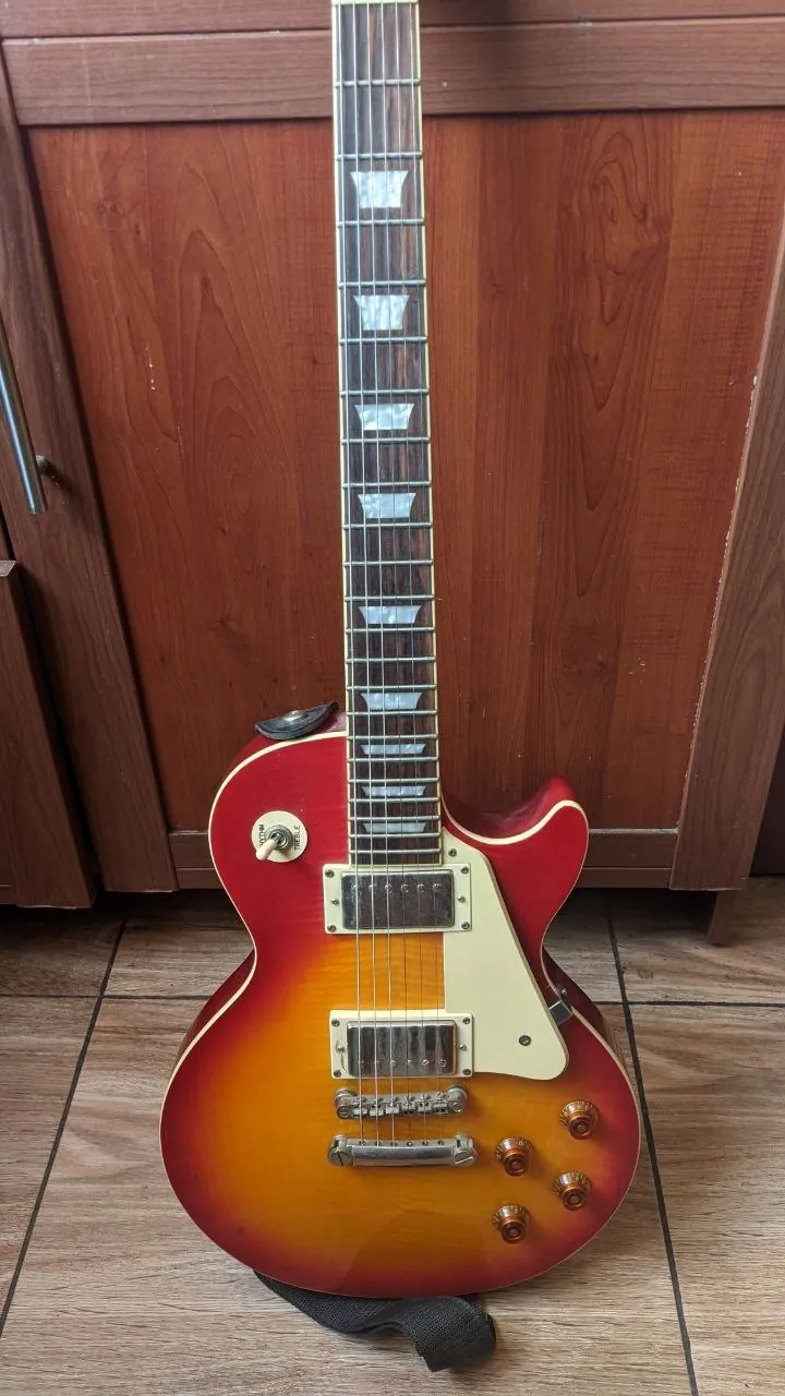 Гитара Epiphone и студийное оборудование 1