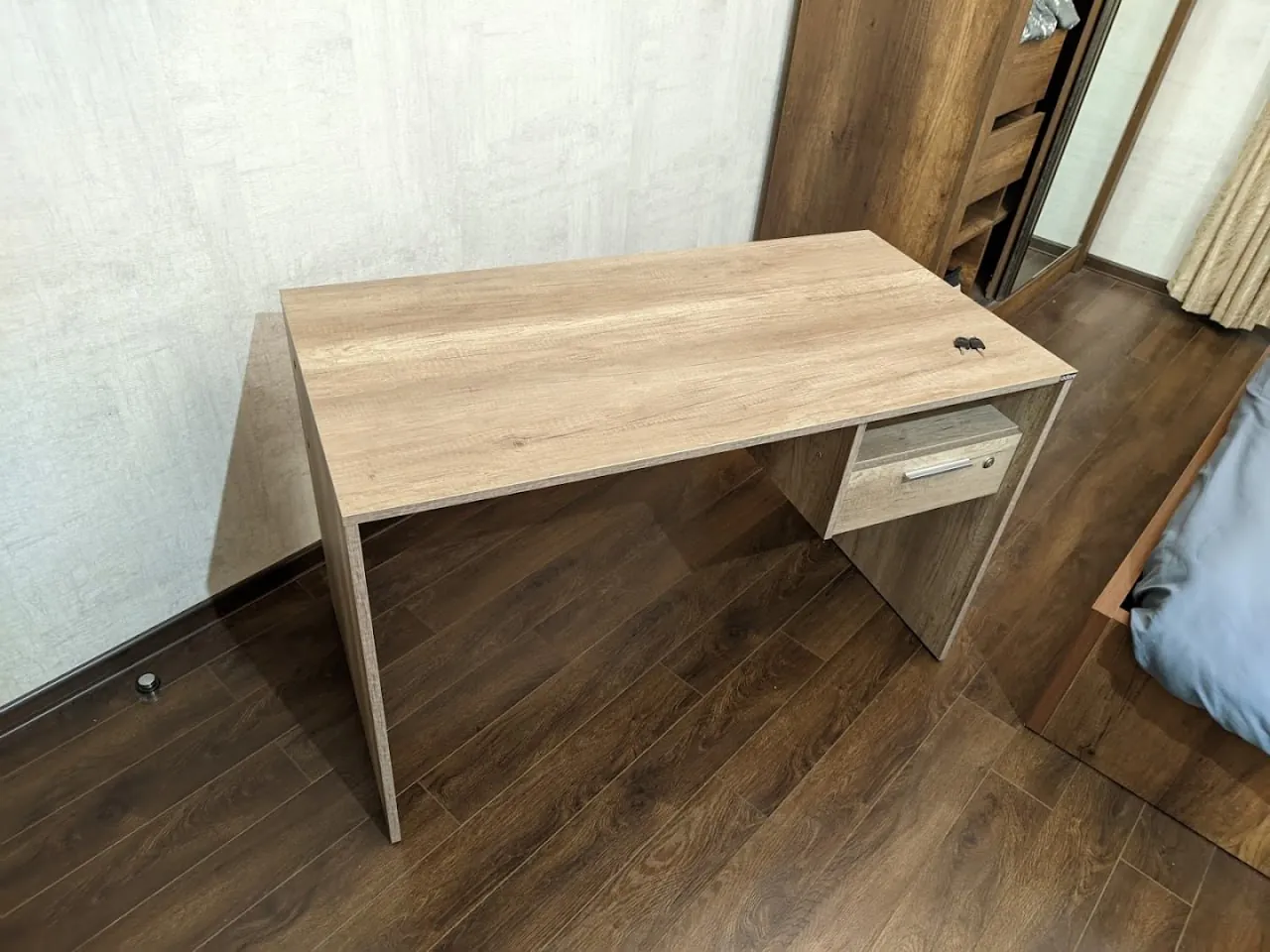 Стол Adore и микроволновка Kumtel 2