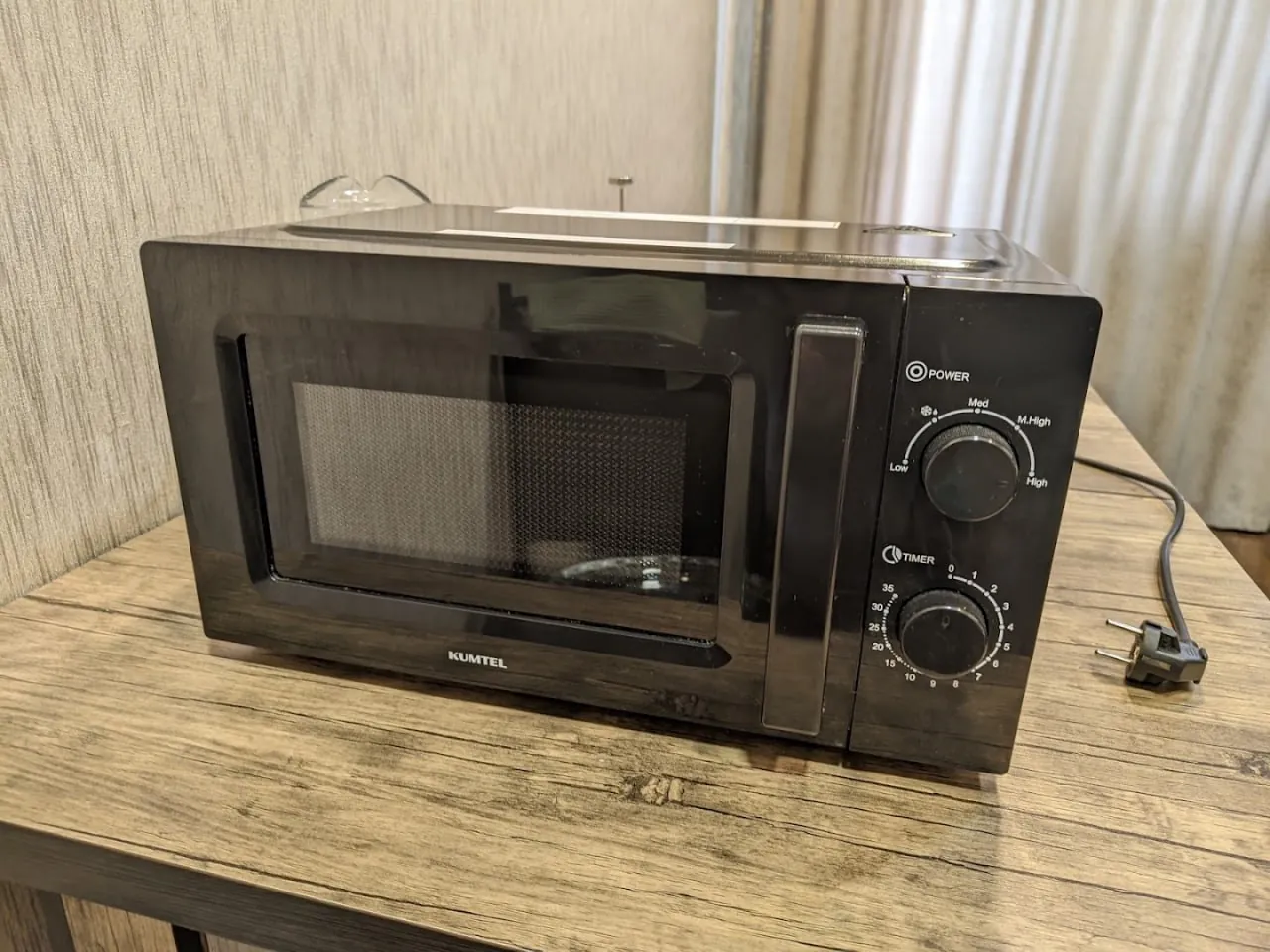 Стол Adore и микроволновка Kumtel 4