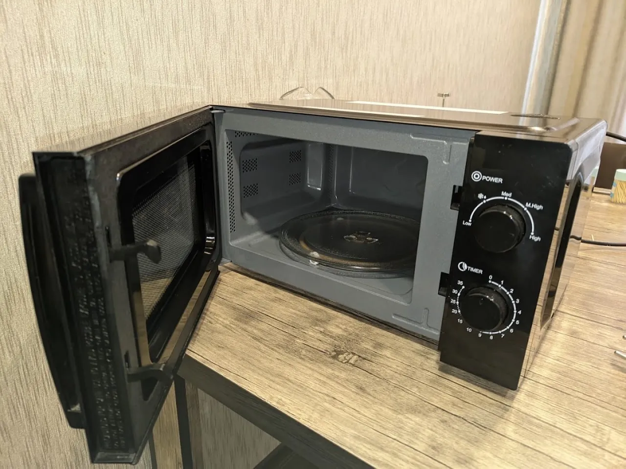 Стол Adore и микроволновка Kumtel 5