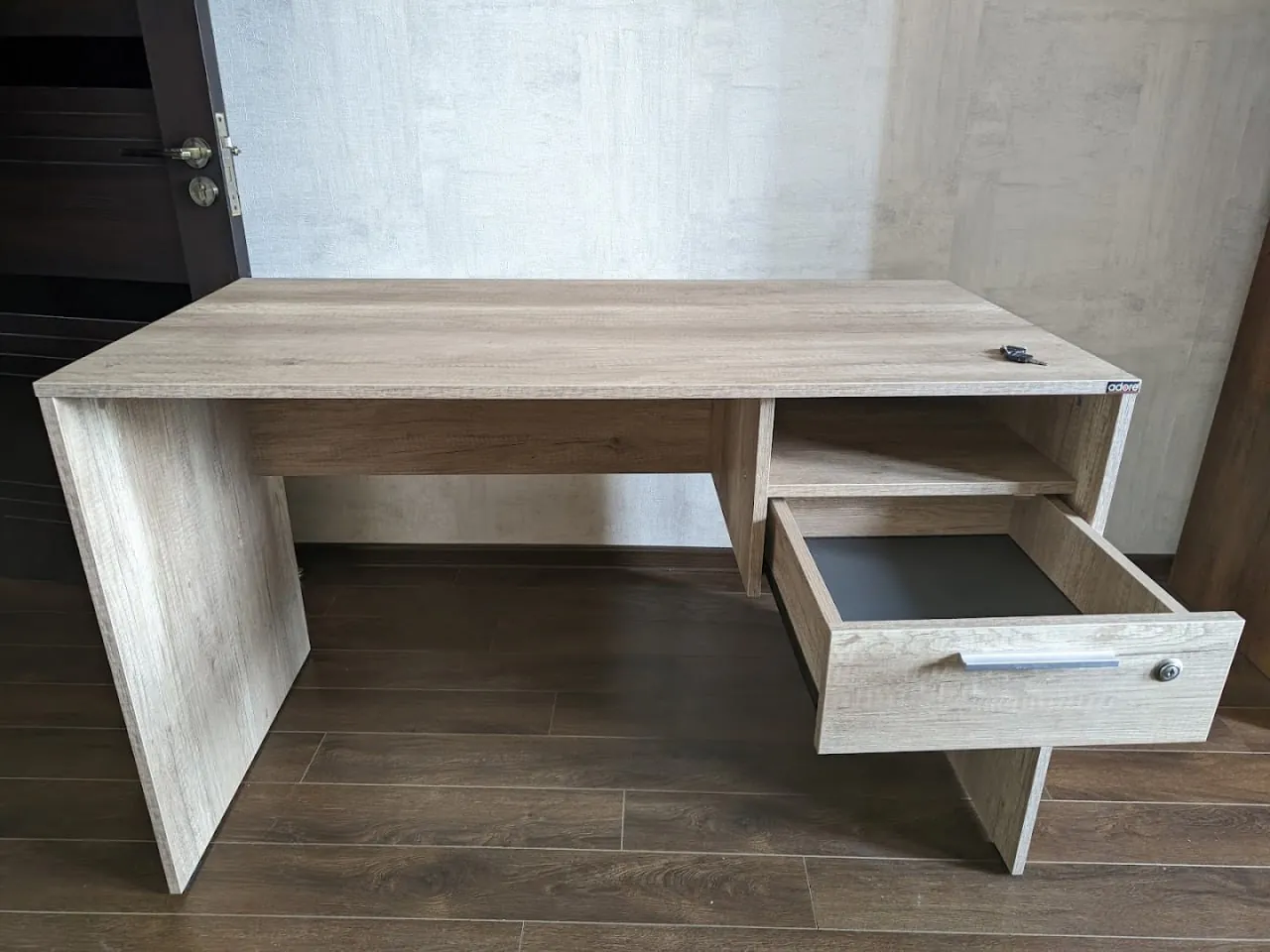 Стол Adore и микроволновка Kumtel 3
