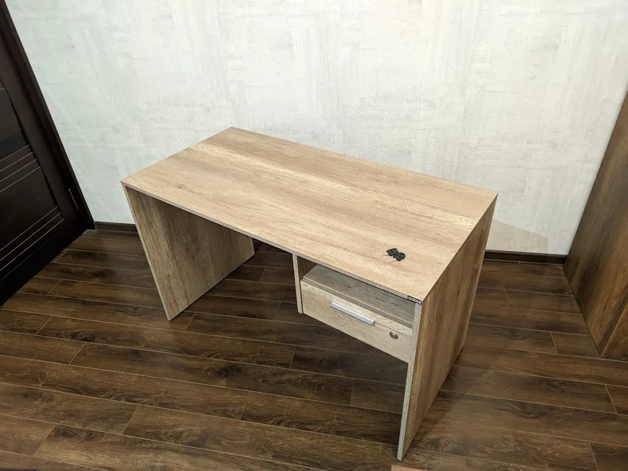 Стол Adore и микроволновка Kumtel 1