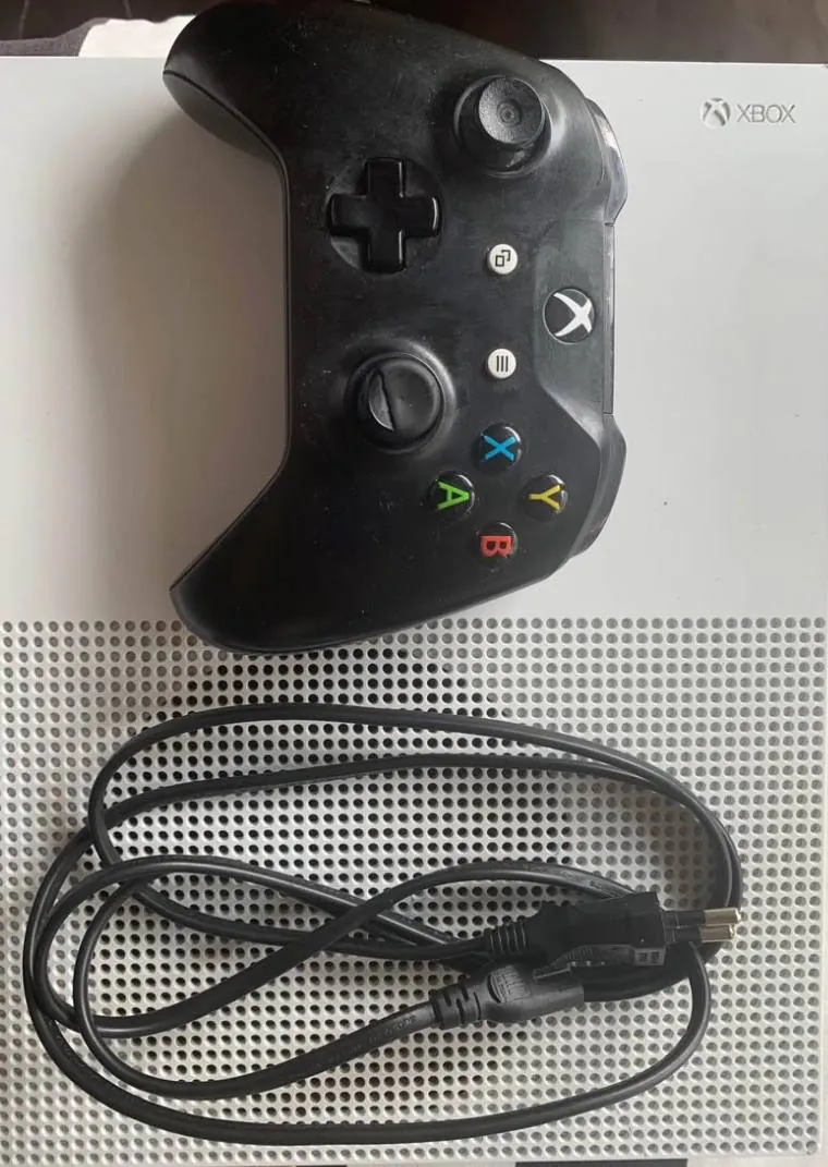 Xbox One S 500 ГБ с игрой и джойстиком 2