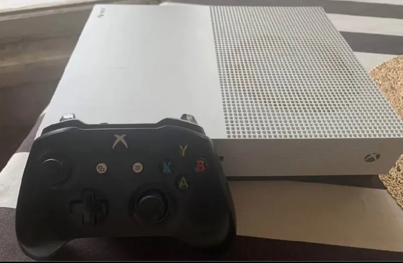 Xbox One S 500 ГБ с игрой и джойстиком 3