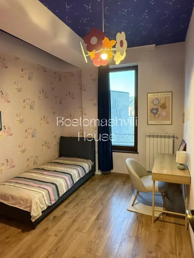 Квартира 142 м² с 4 комнатами в Сабуртало 6