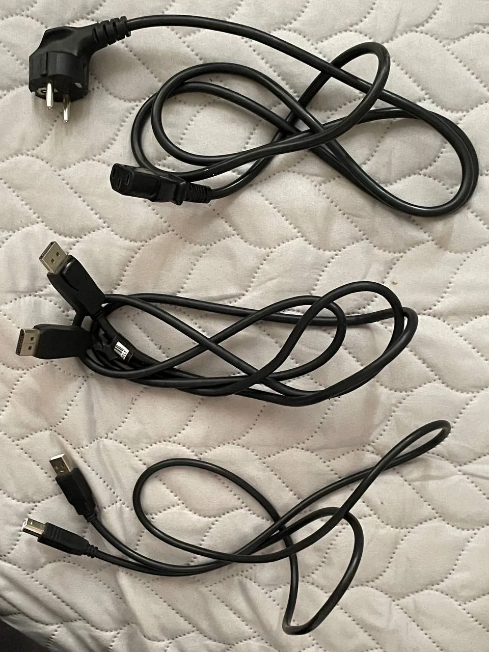 Набор кабелей: питания, DisplayPort, USB 1