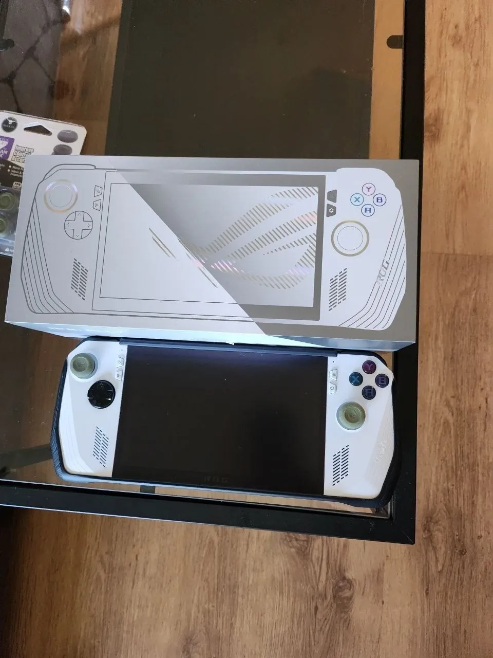 Ноутбук и две игровые консоли 5